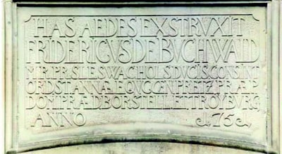 Inschrift über der Eingangstür des Herrenhauses